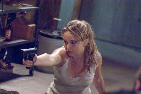 Frau mit Waffe: Elissa (Jennifer Lawrence) zielt mit einer Pistole im Kinofilm «House at the End of the Street» auf ihren Gegner. (FOTO: DPA)