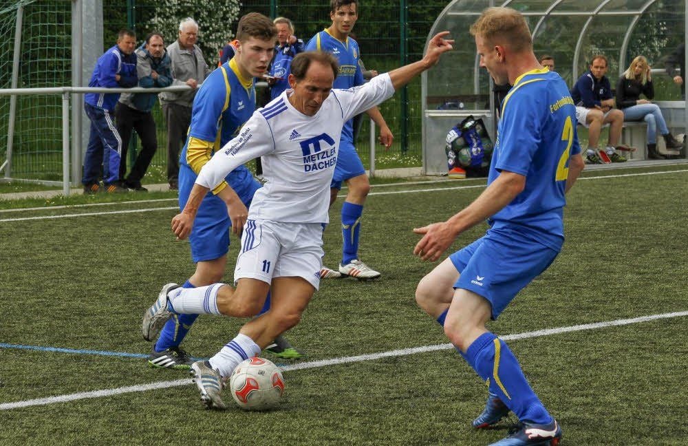 Achim Metzler setzt sich hier gleich gegen zwei Spieler aus Bad Bibra durch und trifft kurz darauf zum 4:1 für Blau-Weiß Zorbau II.