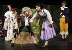 Mitglieder des Zielitzer Holzhaustheaters spielen am 26. April 2004 in Magdeburg beim Schülertheatertreffen das Märchen «Schneewittchen und die sieben Zwerge». Seit vier Jahren gibt es in der 2.500-Seelen-Gemeinde am Rande der Altmark eine private Schauspielschule für Kinder und Jugendliche des Landes Sachsen-Anhalt. Unter Anleitung von professionellen Theaterfachleuten (Schauspieler, Regisseur, Sprecherzieher) erhalten Mädchen und Jungen ab 7 Jahren die Möglichkeit, die Bretter, die die Welt bedeuten für sich zu erobern. (Foto: dpa)