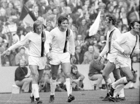 Bundesliga-Saison 1971/72, Borussia Mönchengladbach - FC Schalke 04 (7:0), Bökelbergstadion, Mönchengladbach: Mönchengladbachs Günter Netzer (v.l.) Ulrik le Fevre, Rainer Bonhof und Ludwig Müller jubeln nach einem Treffer. (FOTO: DAPD)
