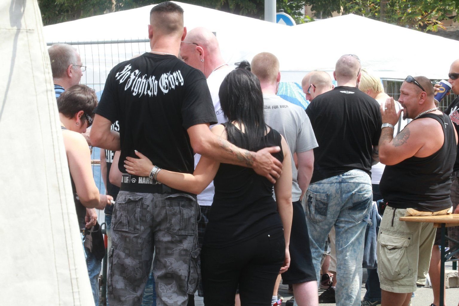 Teilnehmer der Veranstaltung Rock für Deutschland stehen am 05.07.2014 in Gera (Thüringen) auf dem Veranstaltungsplatz.