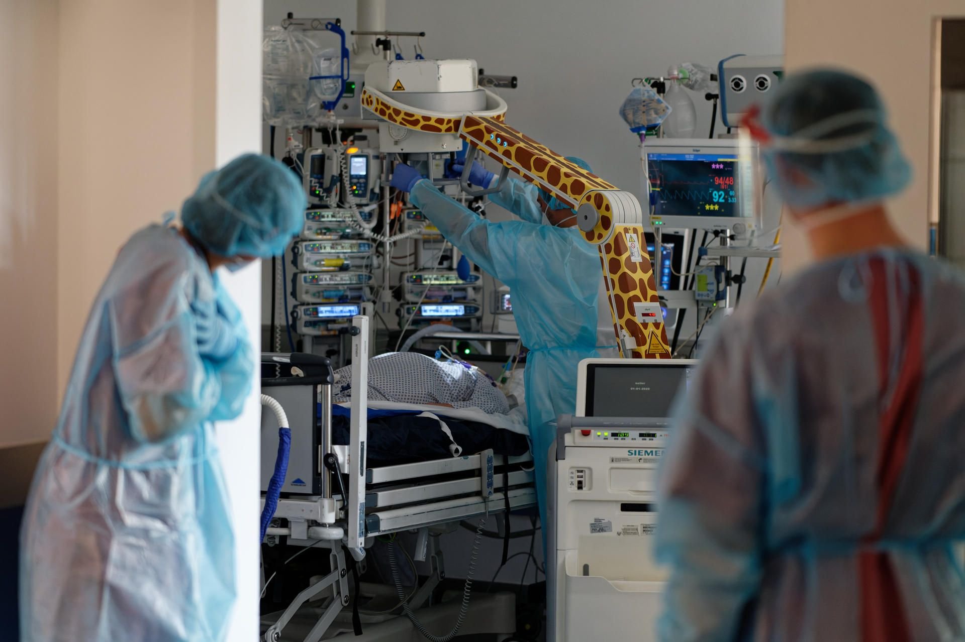 Ärzte und Pfleger fertigen in der Intensivstation einer Klinik ein Röntgenbild der Lunge eines Coronapatienten an.