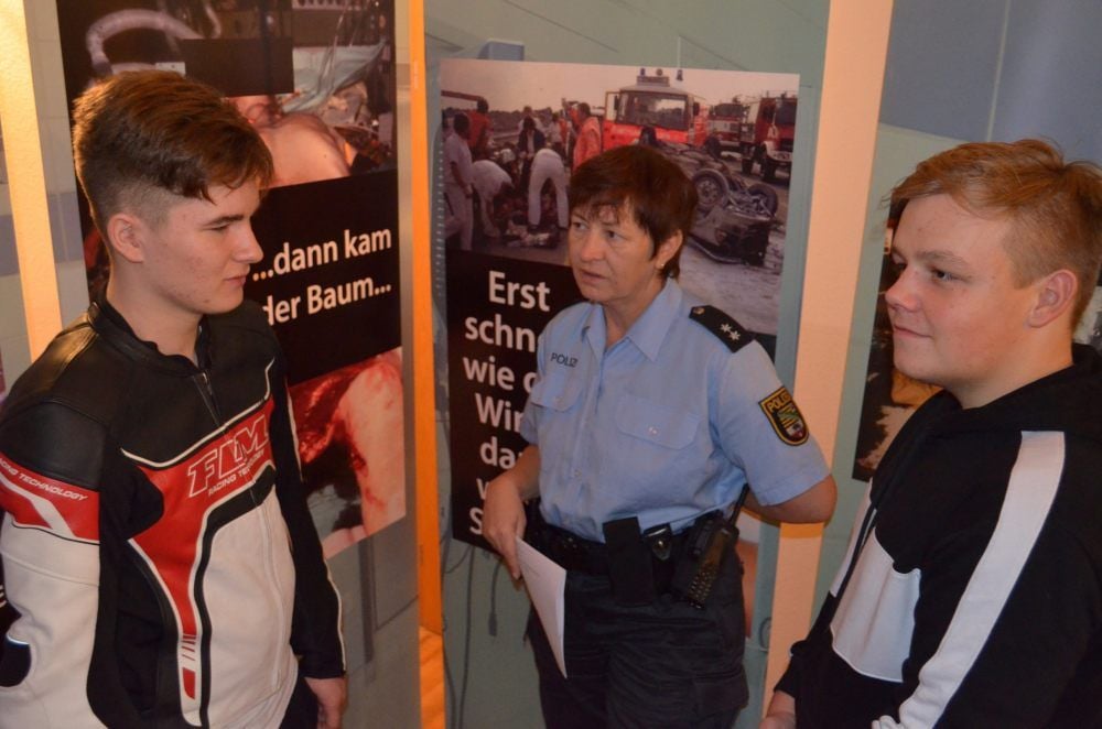 Röblingen: Jean-Pierre Wittig, Regionalbereichsbeamtin Grit Kilian-Moritz und Pascale Hoffmann (v.l.) im „Schockraum“ der Ausstellung.