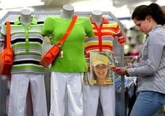 Eine junge Frau geht an einem Schaufenster eines Bekleidungsgeschäftes vorbei. (Foto: dpa)