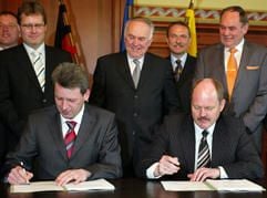 Holger Hövelmann, SPD-Landesvorsitzender in Sachsen-Anhalt (l.) und CDU-Landesvorsitzender Thomas Webel (r.) unterzeichnen am Montag (24. April) die Koalitionsvereinbarung. (Foto: dpa)