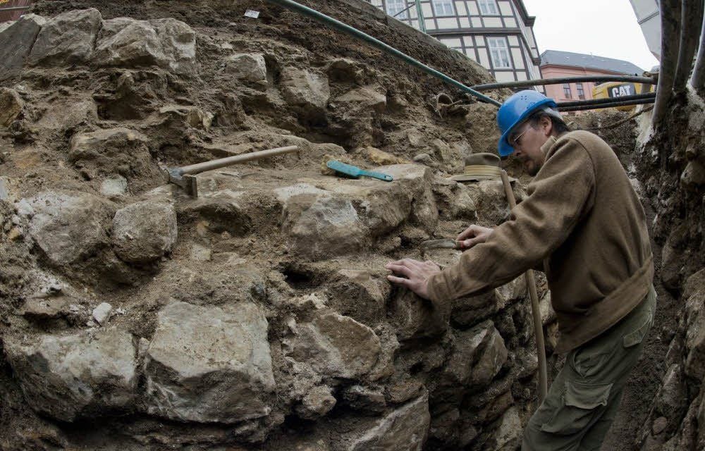 Archäologe Robert Brosch untersucht Teile der Steinbrücke.