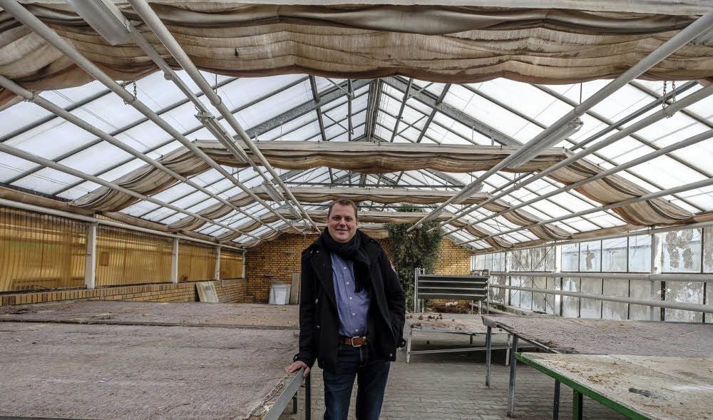 Lass wachsen! Matthias Monecke, Chef des Augustinuswerks Wittenberg und neuerdings auch vom Diakoniehof Rackith, zeigt eines der Gewächshäuser in der Feldstraße, in denen bald Gemüse angebaut werden soll. Auch einen Bio-Hofladen wird es dort geben.
