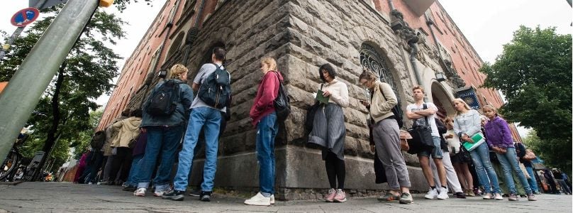 Warten vor dem Bürgeramt in der Sonnenallee in Berlin-Neukölln.