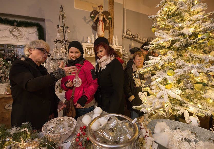 Im romantischen Laden von Frau Advent (Gabriele Vester) entdeckten Heike Schütt und Claudia Görns (r.) schönen Baumschmuck für zu Hause.