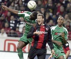 Eintracht Frankfurt - Borussia Mönchengladbach am Sonntag (05.11.2006) in der Commerzbank-Arena in Frankfurt/Main: Der Frankfurter Michael Fink (M) im Kopfballduell mit dem Gladbacher Rafael Nando (l). Rechts der Gladbacher Marvin Compper. (Foto: dpa)