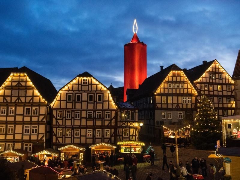 Die angeblich „größte Kerze der Welt” leuchtet auf dem Schlitzer Weihnachtsmarkt. Foto: Andreas Arnold/Archiv