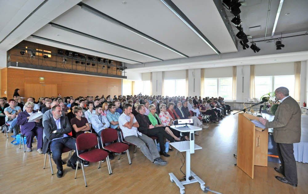 Die 110 neuen Auszubildenden, die im Kulturhaus Wolfen begrüßt wurden, kommen aus mehr als 40 Betrieben und Institutionen.