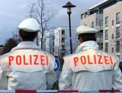 Polizisten stehen hinter einem Absperrband vor einem Wohnhaus in Ludwigsfelde (Teltow-Flämig) am Donnerstag (18.01.2007). Bei einer Familientragödie hat hier ein 32 Jahre alter Familienvater seine zwei kleinen Kinder erschossen. Anschließend tötete er sich selbst. (Foto: dpa)