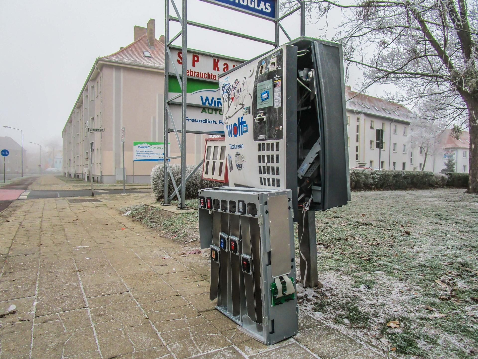Das Gangster-Trio räumte den gesprengten Automaten leer.