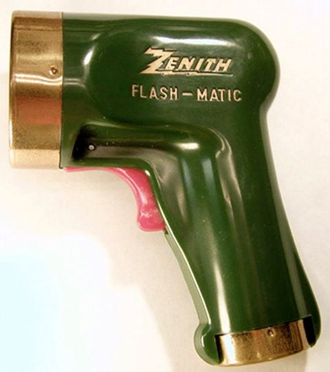 Die TV-Fernbedienung Zenith «Flash-Matic» funktionierte mit vier Fotozellen, die an jeder Ecke des Fernsehers angebracht waren. (FOTO: AP)