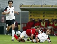 Der vierfache Torschütze Michael Ballack (l) geht an Hinkel und Zahra vorbei. (Foto: dpa)