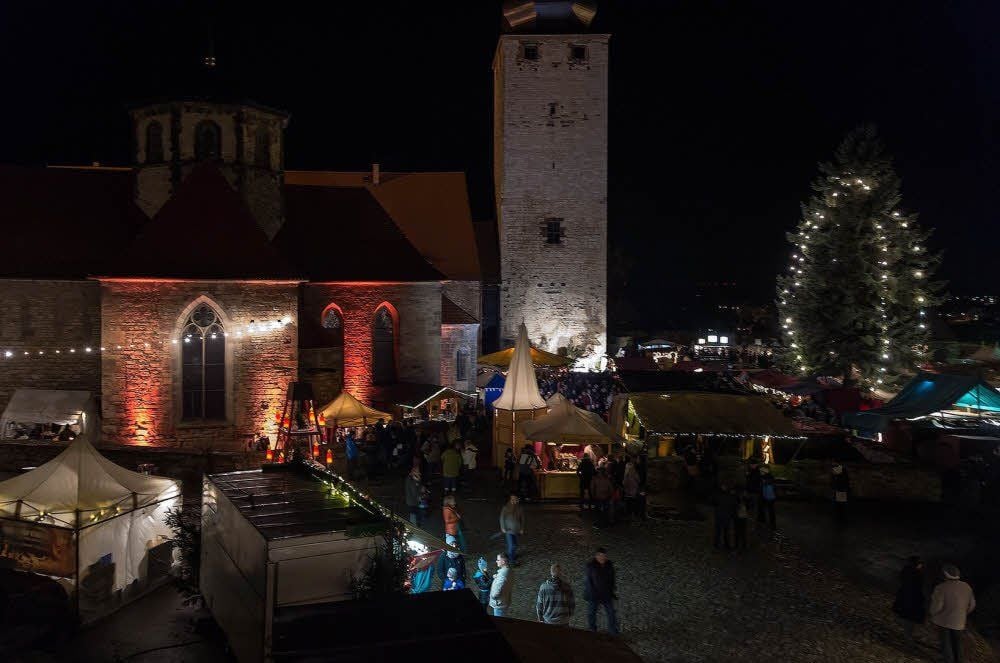 Besonders reizvoll ist der Weihnachtszauber auf Burg Querfurt, wenn es draußen dunkel ist.