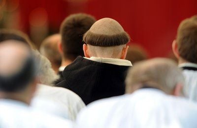 Ein Geistlicher mit Tonsur sitzt im Priesterseminar der Piusbruderschaft in Zaitzkofen (Oberpfalz) während der Priesterweihe. (FOTO: DPA)
