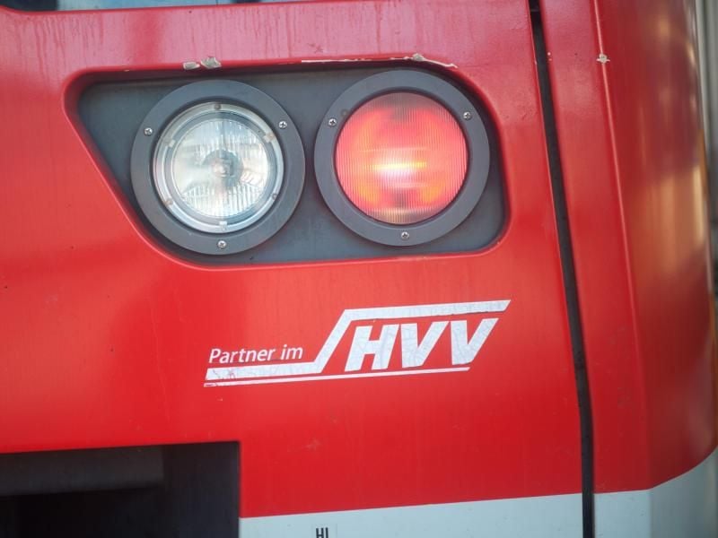 Das Logo der HVV an einem Fahrzeug. Foto: Christian Charisius/dpa/Archivbild