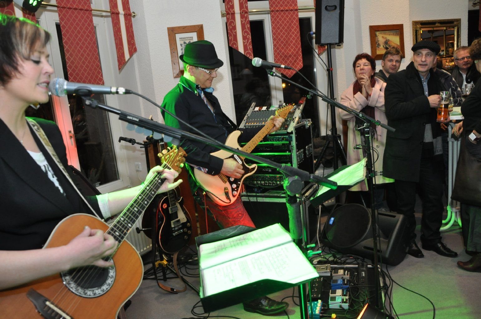 Im "Deutschen Haus" in Wolfen spielte das Duo "Accoustic Jam" aktuelle Hits.