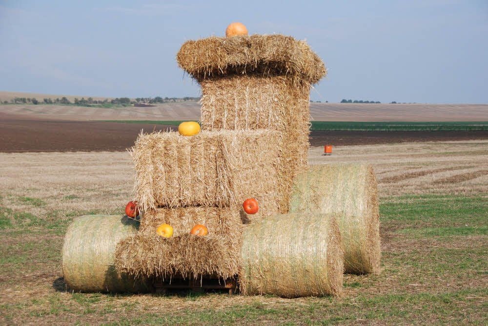 Der erste Traktor aus Strohballen und Kürbissen wartet bereits auf seine Kollegen.