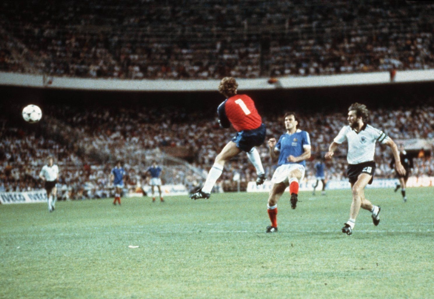 Toni Schumacher (l.) im Anflug auf Patrick Battiston im WM-Halbfinale 1982.