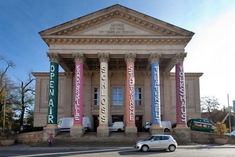 Die Säulen am Theater in Meiningen sind am 25.10.2011 noch verhüllt, während die Fahrzeuge der Sanierungsfirmen im Eingangsbereich stehen. (FOTO: DPA)