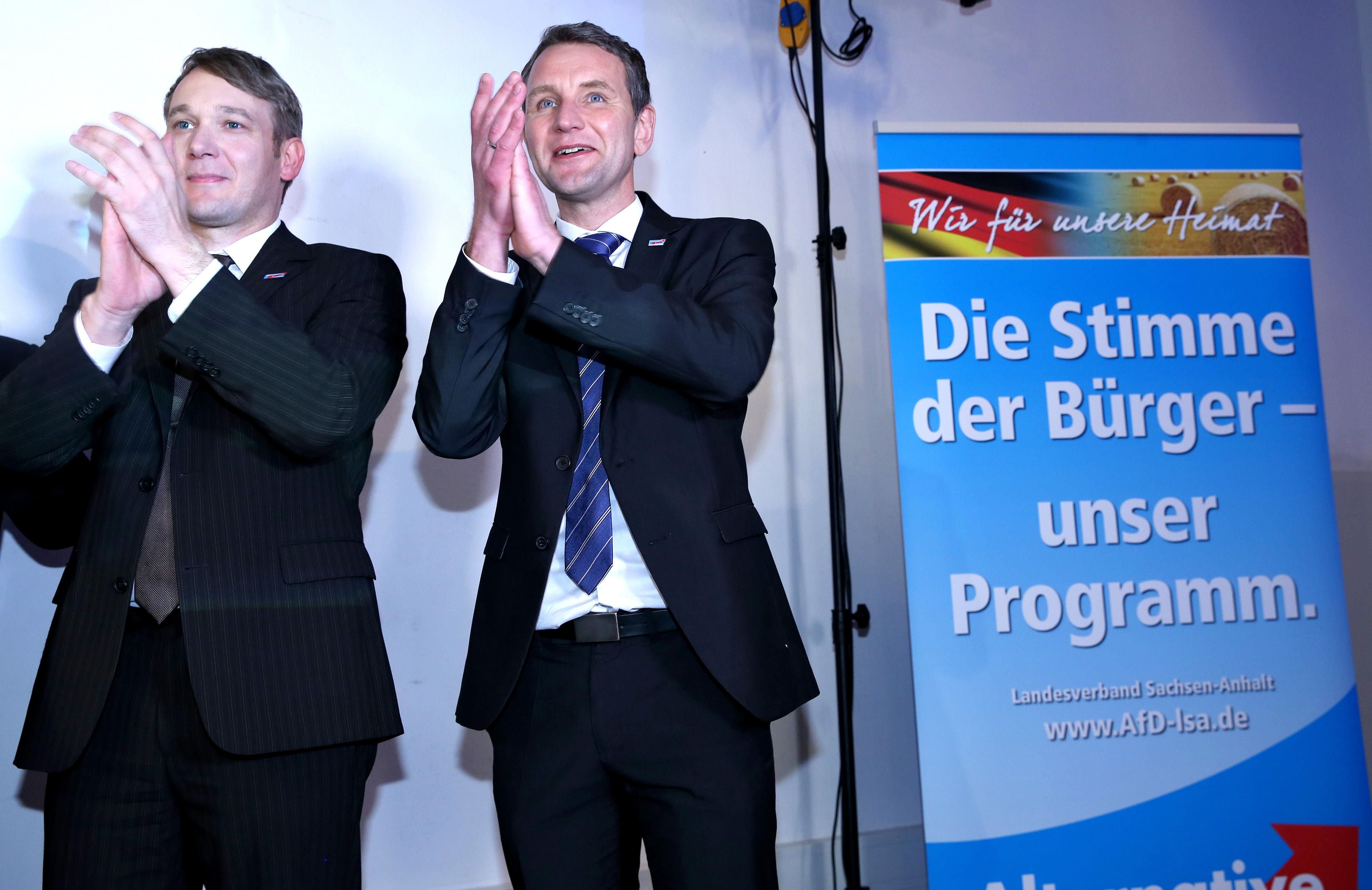 Andre Poggenburg (l), Spitzenkandidat der AfD, und Björn Höcke, AfD-Fraktionsvorsitzender im Thüringer Landtag, jubeln nach dem überraschenden Wahlerfolg der Partei bei der Landtagswahl Sachsen-Anhalt in Magdeburg.