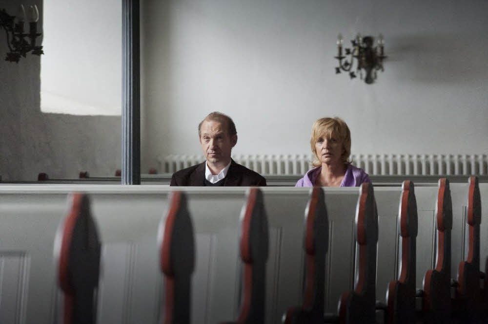 Erst mal abwarten: Pastor Hans-Uwe Petersen (Peter Heinrich Brix) und Lebensgefährtin Petra Koslowski (Ulrike Kriener) auf der Kirchenbank