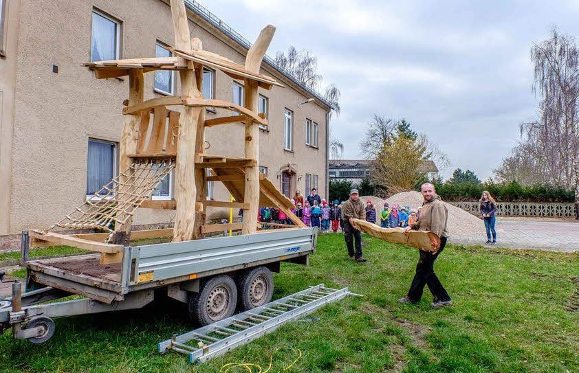 Steffen Biermann (vorn rechts) aus Merschwitz plant und baut Spielplätze. In den Genuss eines seiner hölzernen Spielgeräte (hier beim Aufbau) kommen jetzt auch kleine Kinder in Vockerode.