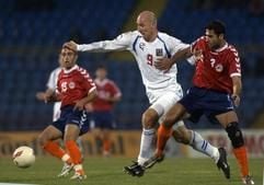 Der Tscheche Jan Koller (m) kämpft mit dem Armenier Karen Aleksanian (r) während der WM-qualifikation um den Ball. (Foto: dpa)