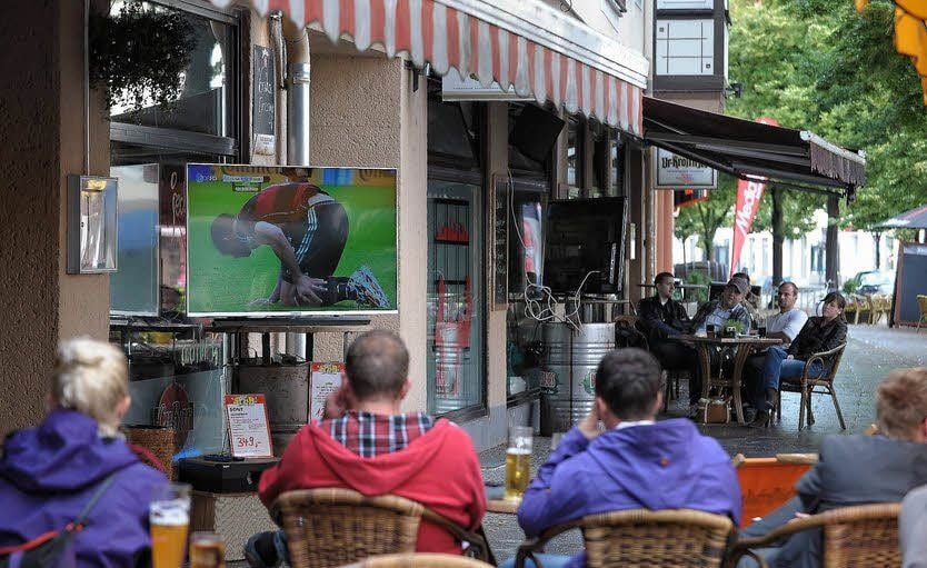 Auch in der CuBar regiert König Fußball.