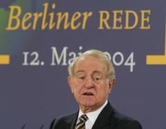 Der scheidende Bundespräsident Johannes Rau hält seine letzte "Berliner Rede" in Schloss Bellevue, seinem Amtssitz in Berlin (Archivfoto vom 12.05.2004). In seiner letzten "Berliner Rede" prangerte Rau die Verantwortungslosigkeit politischer und wirtschaftlicher Eliten an. Es sei Ausdruck einer tiefen Vertrauenskrise, wenn Menschen weder der Regierung noch der Opposition glaubten. Am 30.06.2004 endet Raus Amtszeit als achter Bundespräsident. Sein Nachfolger wird Horst Köhler. (Foto: dpa)
