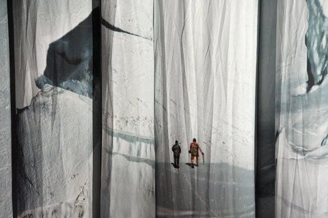 Zwei Bergsteiger sind auf einem Teil des Everest-Panoramas von dem Panoramakünstler Yadegar Asisi im Panometer Leipzig zu sehen. (FOTO: DPA)