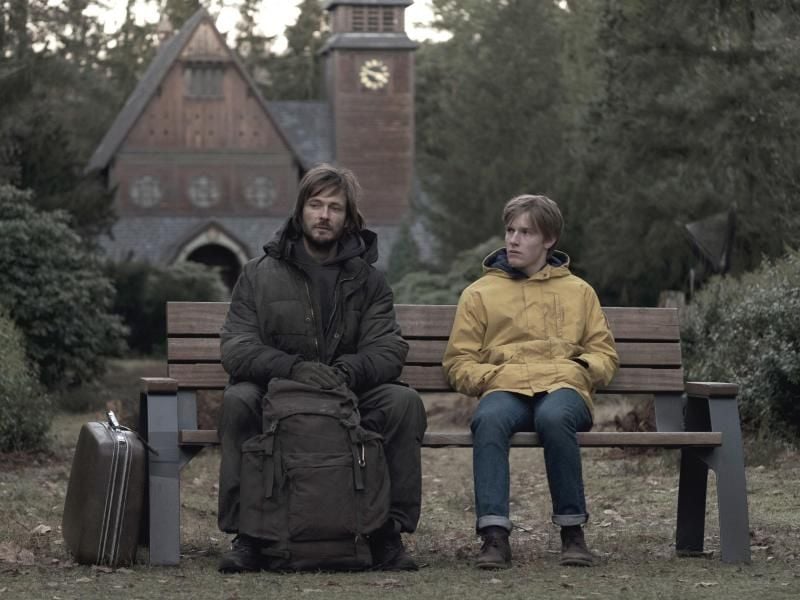 Düsteres Winden: Andreas Pietschmann (l) und Louis Hofmann in einer Szene der ersten Staffel der Netflix-Serie „Dark”. Foto: Stefan Erhard/Netflix/dpa