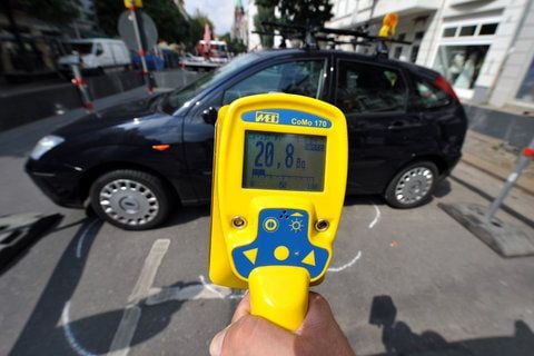 Einen erhöhten Becquerel-Wert zeigt ein Messgerät am 09.08.2010 in der Stargarder Straße in Berlin an. (FOTO: DPA)
