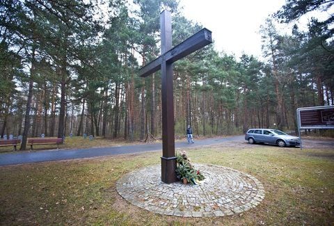 Am 6. April fanden Spaziergänger nahe der Kriegsgräberstätte in Nardt (Sachsen) eine Babyleiche. (FOTO: DPA)