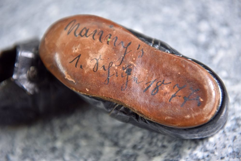 Ein Schatz aus Leder: Der Kinderschuh stammt aus dem Jahr 1877.