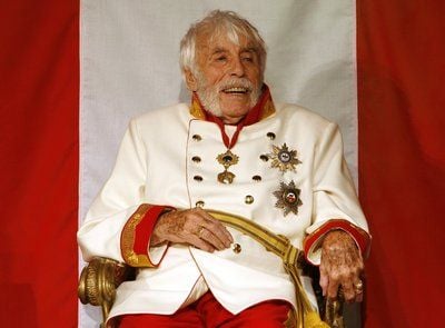 Johannes Heesters tritt als Kaiser Franz Joseph in dem Singspiel «Im weißen Rössl» im Hamburger Theater Winterhuder Fährhaus auf. (FOTO: DPA)