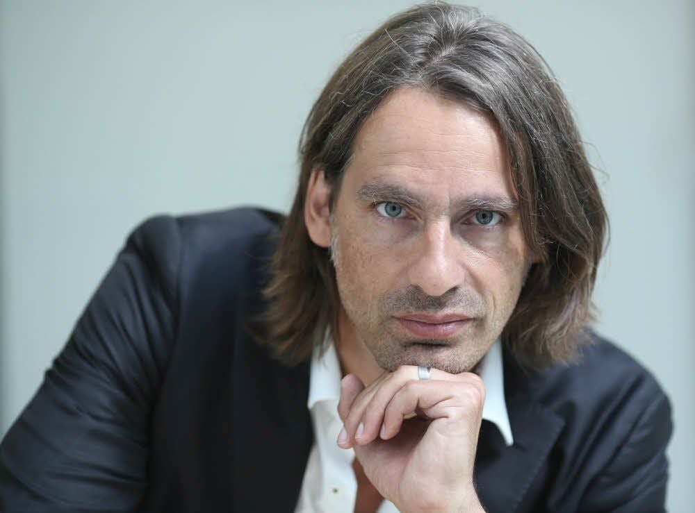 Vom Sofa aus sieht man bisweilen weiter als die Arbeiter an der Praxisfront, meint Richard David Precht.