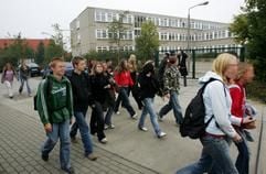 Schüler verlassen am Freitag (13. Oktober) die Sekundarschule in Parey (Kreis Jerichower Land). (Foto: dpa)