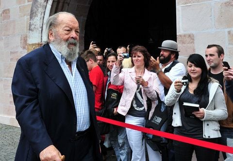 Der italienische Schauspieler Carlo Pedersoli, besser bekannt als Bud Spencer, läuft am Dienstag an seinen Fans in der Stauferarena in Schwäbisch Gmünd vorbei. (FOTO: DPA)