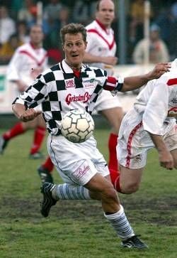Der deutsche Formel 1-Weltmeister Michael Schumacher (vorne) spielt am Dienstag (21.05.2002) im südfranzösischen Menton bei einem Benefiz-Fußballspiel beobachtet von Prinz Albert von Monaco (hinten) Fußball. Schumacher gewann mit einer Fahrermannschaft gegen eine Prominenten-Mannschaft des Prinzen mit 2:0. Der Erlös ist für Kinderhilfsprojekte bestimmt. dpa