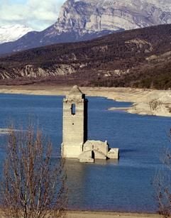 Die alte Dorfkirche ragt wieder aus dem Stausee «Pantano de Mediano» bei Huesca in Spanien heraus, die vor Jahrzehnten in den Fluten des Sees versunken war. Eine «Jahrhundertdürre», die die Iberische Halbinsel derzeit heimsucht, hat den See fast austrocknen lassen. (Foto: dpa)