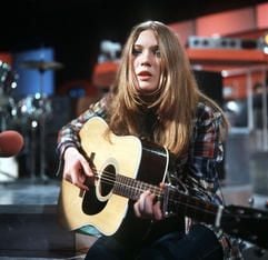 Juliane Werding trägt ihren Erfolgssong «Am Tag als Conny Kramer starb» bei einem Auftritt in der ZDF-Sendung «Disco 72» vor (Archivfoto vom 27.04.1972). Die Sängerin, die mit diesem Lied 1972 über Nacht berühmt wurde, wird am 19. Juli 50 Jahre alt. (Foto: dpa)