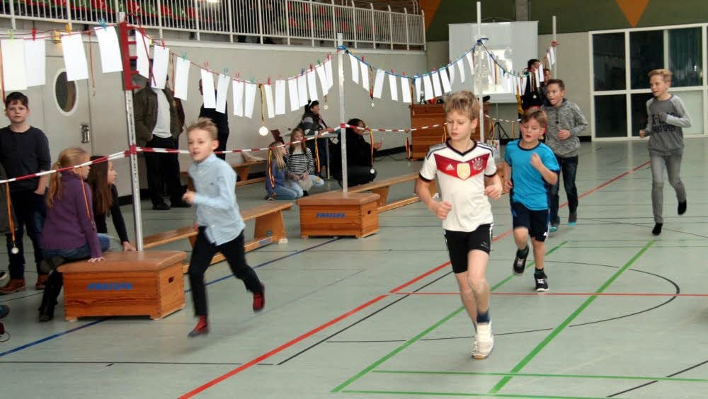 Runde um Runde füllt die Spendenkasse beim Sponsorenlauf im Jessener Gymnasium.