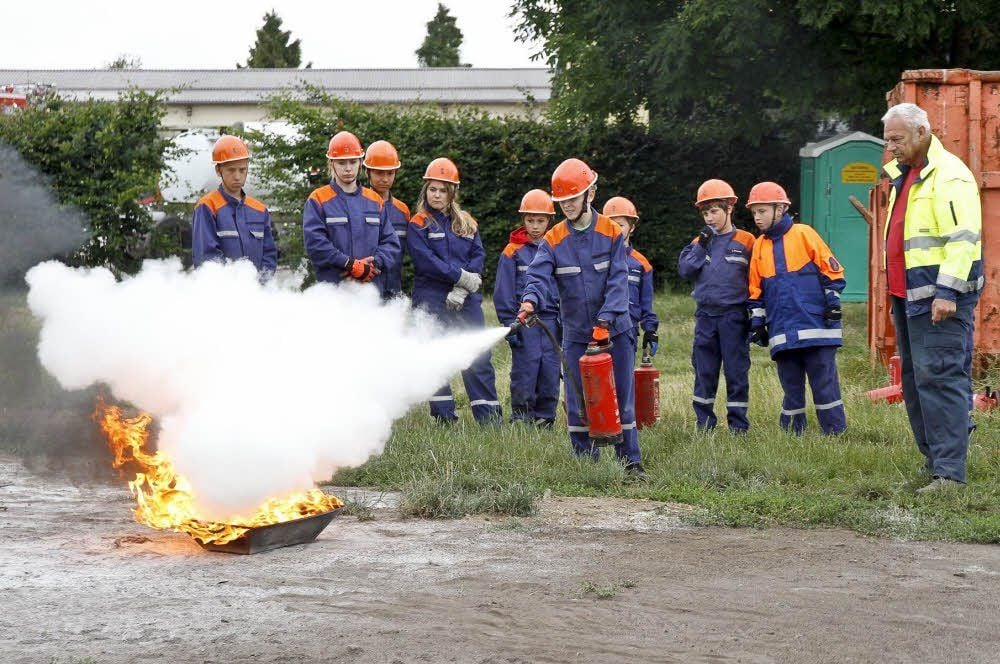 Hier wird der Umgang mit den Handfeuerlöschern direkt am Brandherd geübt.