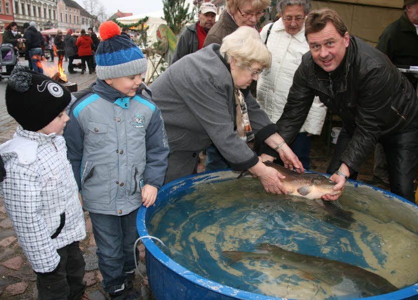 Die Gewässer der Region verheißen kapitale Burschen. Davon konnten sich jüngst viele Interessierte bei Frank Becker am Stand des Angelsportvereins auf dem Schönewalder Markt überzeugen.
