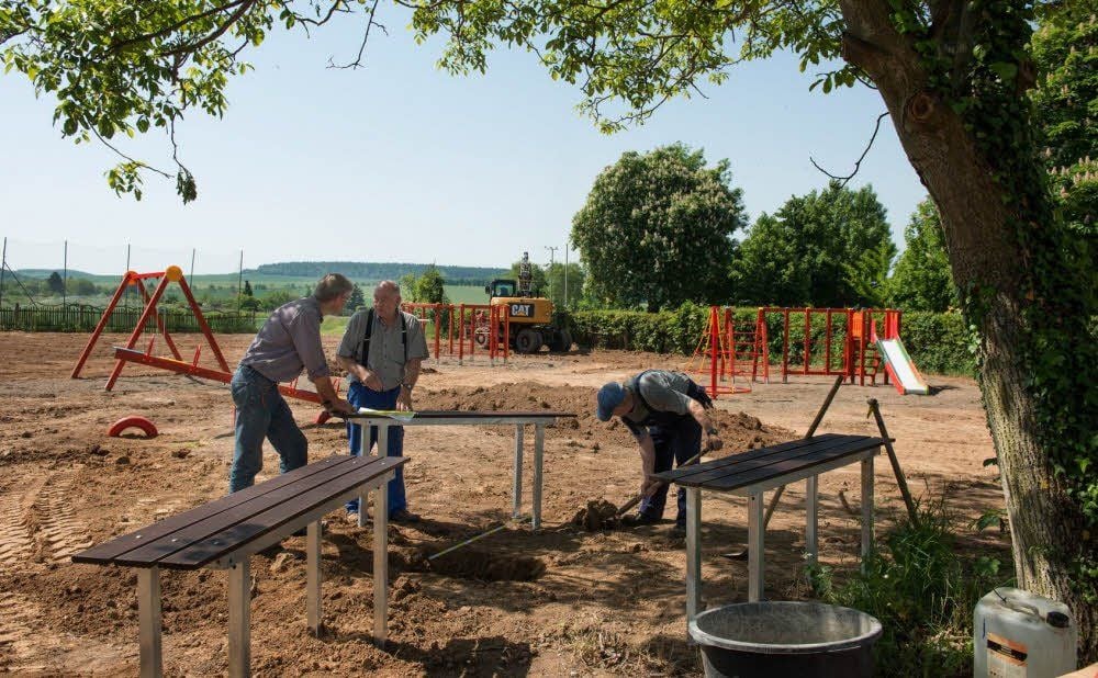 Der neue Spielplatz ist fast fertig, die Spielgeräte sind bereits montiert. Nur kleine Restarbeiten stehen noch an.