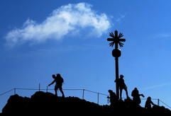 Wanderer stehen auf dem Gipfel der Zugspitze (Foto: dpa)